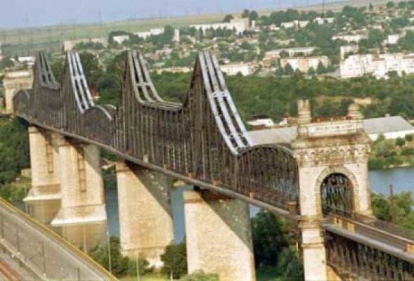 Drum periculos spre litoral: Peste 300 de fisuri pe două poduri peste Dunăre